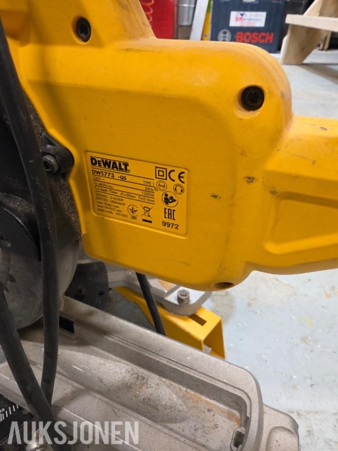 2018 DeWalt DWS773 kapp- og gjærsag med DeWalt sagbord