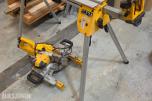 2018 DeWalt DWS773 kapp- og gjærsag med DeWalt sagbord
