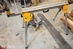 2018 DeWalt DWS773 kapp- og gjærsag med DeWalt sagbord