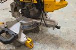 2018 DeWalt DWS773 kapp- og gjærsag med DeWalt sagbord