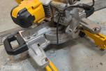 2018 DeWalt DWS773 kapp- og gjærsag med DeWalt sagbord