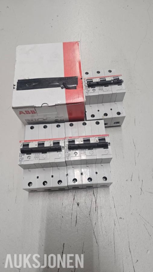 NYTT OG UBRUKT ELEKTROMATERIELL + LAMPE DIVERSE ELEKTRISKE KOMPONENTER