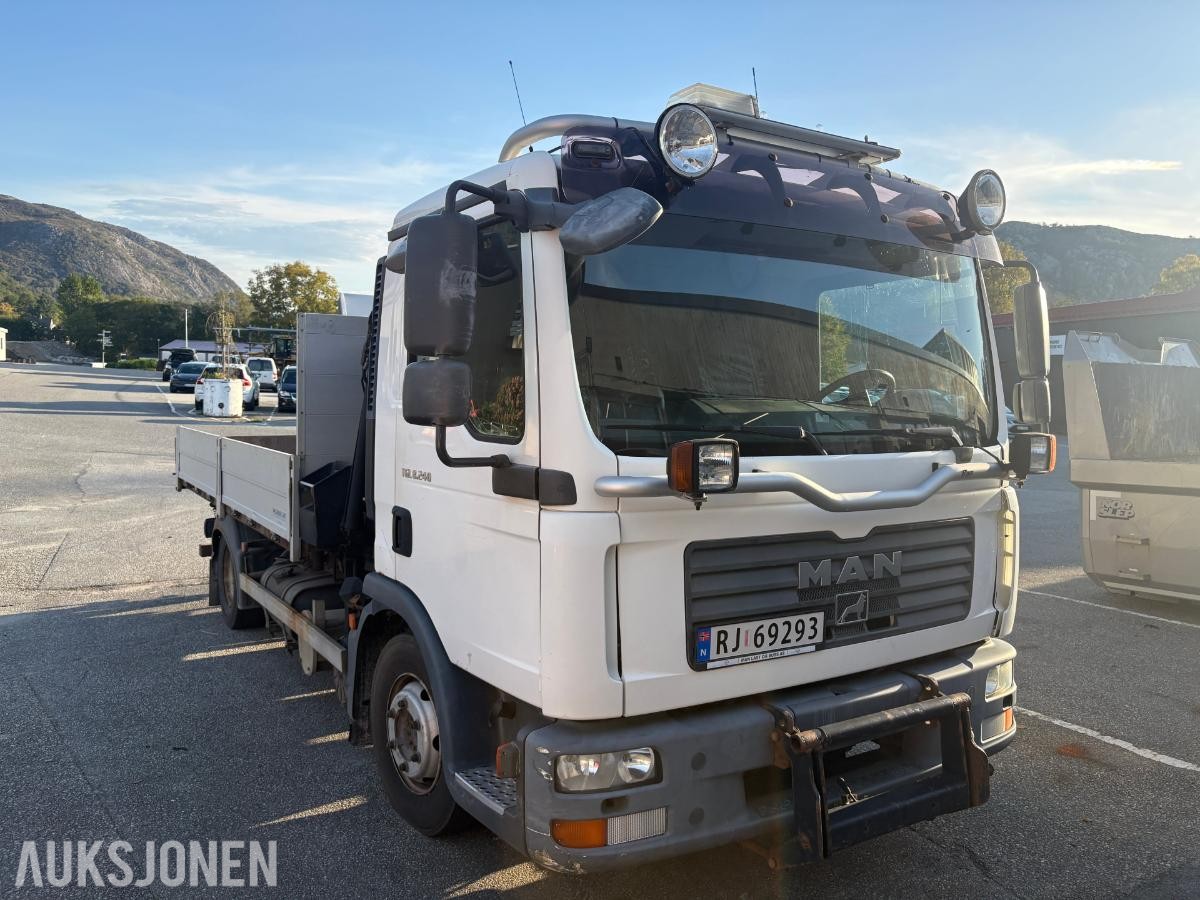 2007 MAN TGL 8.240 med tipp og kran