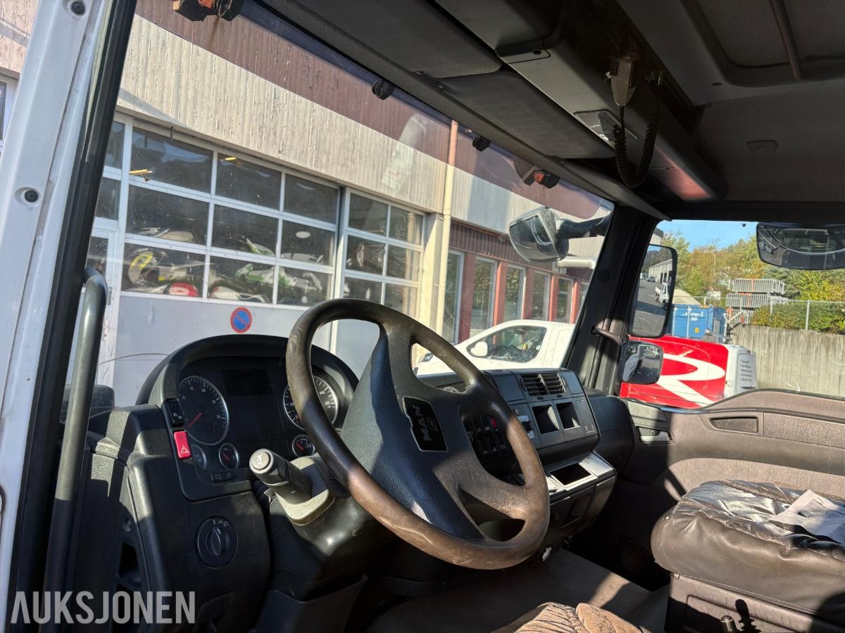 2007 MAN TGL 8.240 med tipp og kran