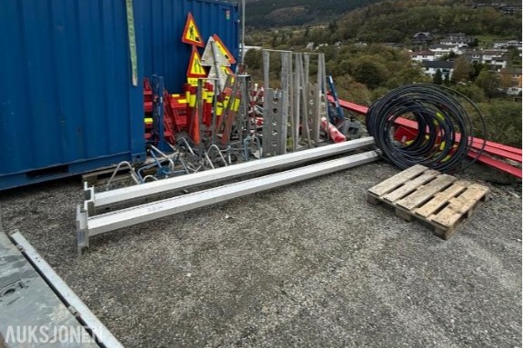 Stort parti trafikk- og anleggsutstyr – skilt, Norsafe-master, kabelstativer og sperremateriell  Parti trafikk- og anleggsutstyr
