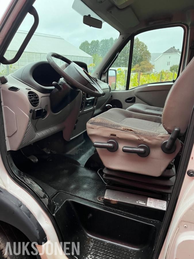 2003 Renault Mascott med HMF 250 kran, 6 seter