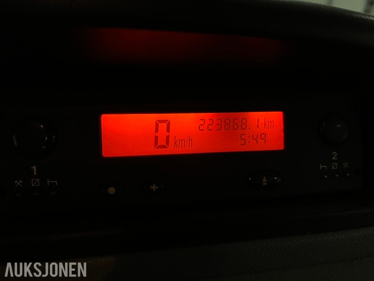 2003 Renault Mascott med HMF 250 kran, 6 seter