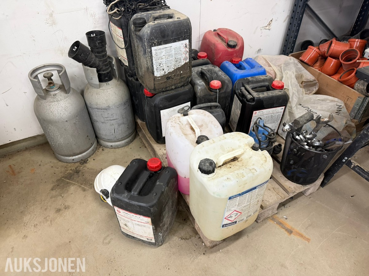 Kjemikalier, hydraulikkolje og beholdere – selges samlet