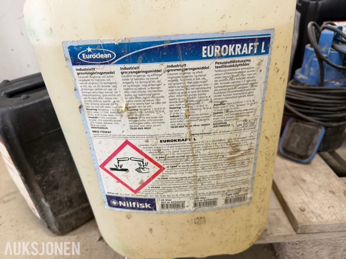 Kjemikalier, hydraulikkolje og beholdere – selges samlet