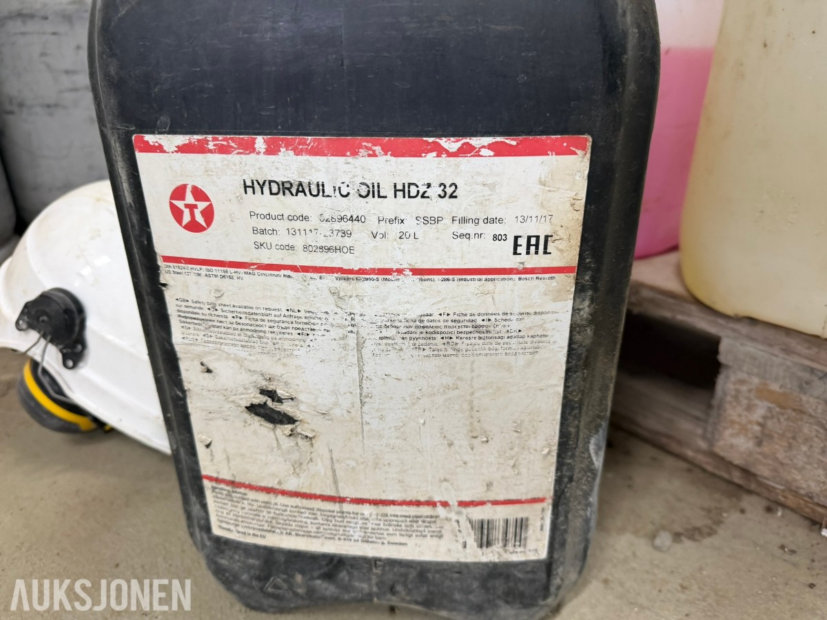 Kjemikalier, hydraulikkolje og beholdere – selges samlet