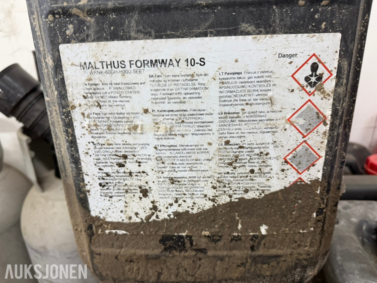 Kjemikalier, hydraulikkolje og beholdere – selges samlet