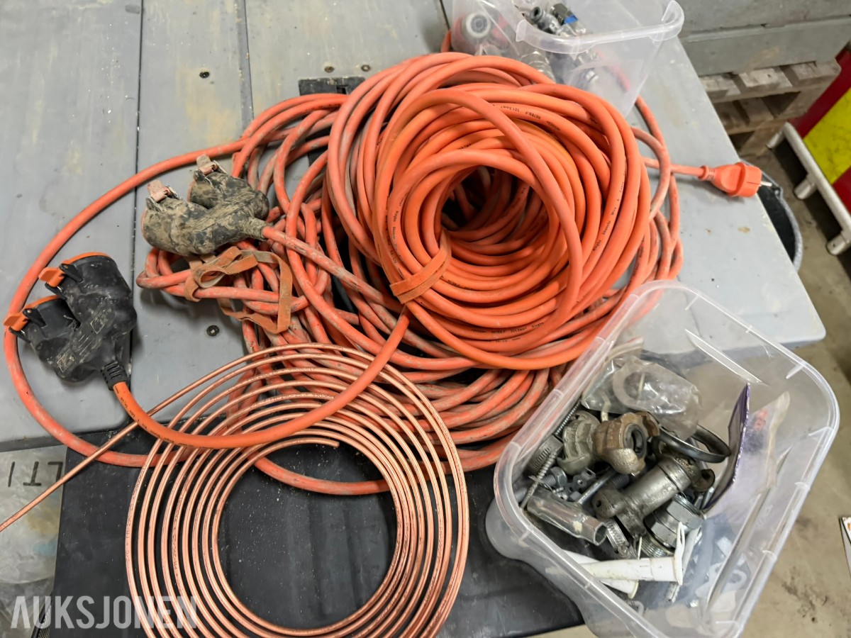Reoler med verktøy, utstyr og materiell