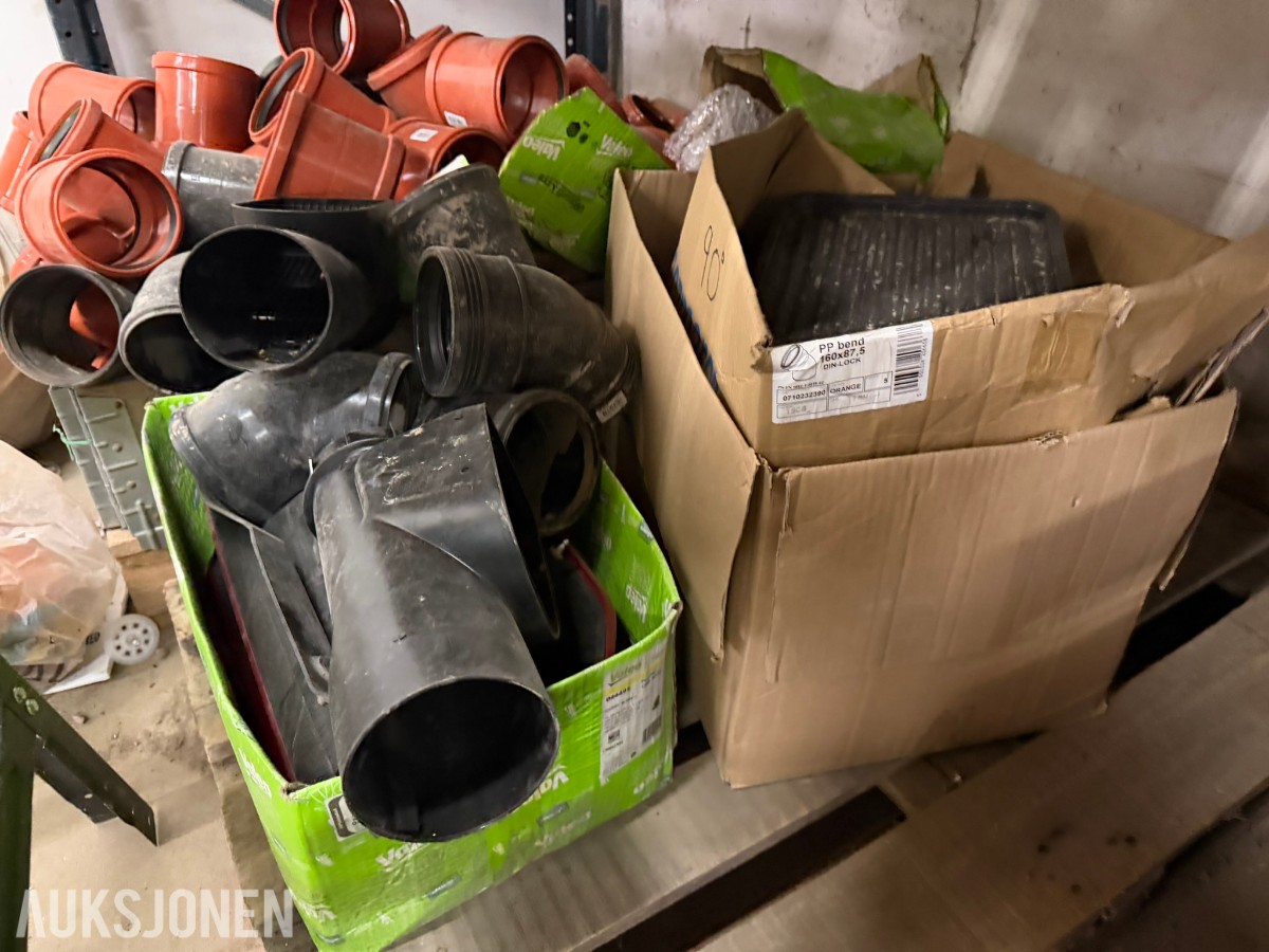 Reoler med verktøy, utstyr og materiell