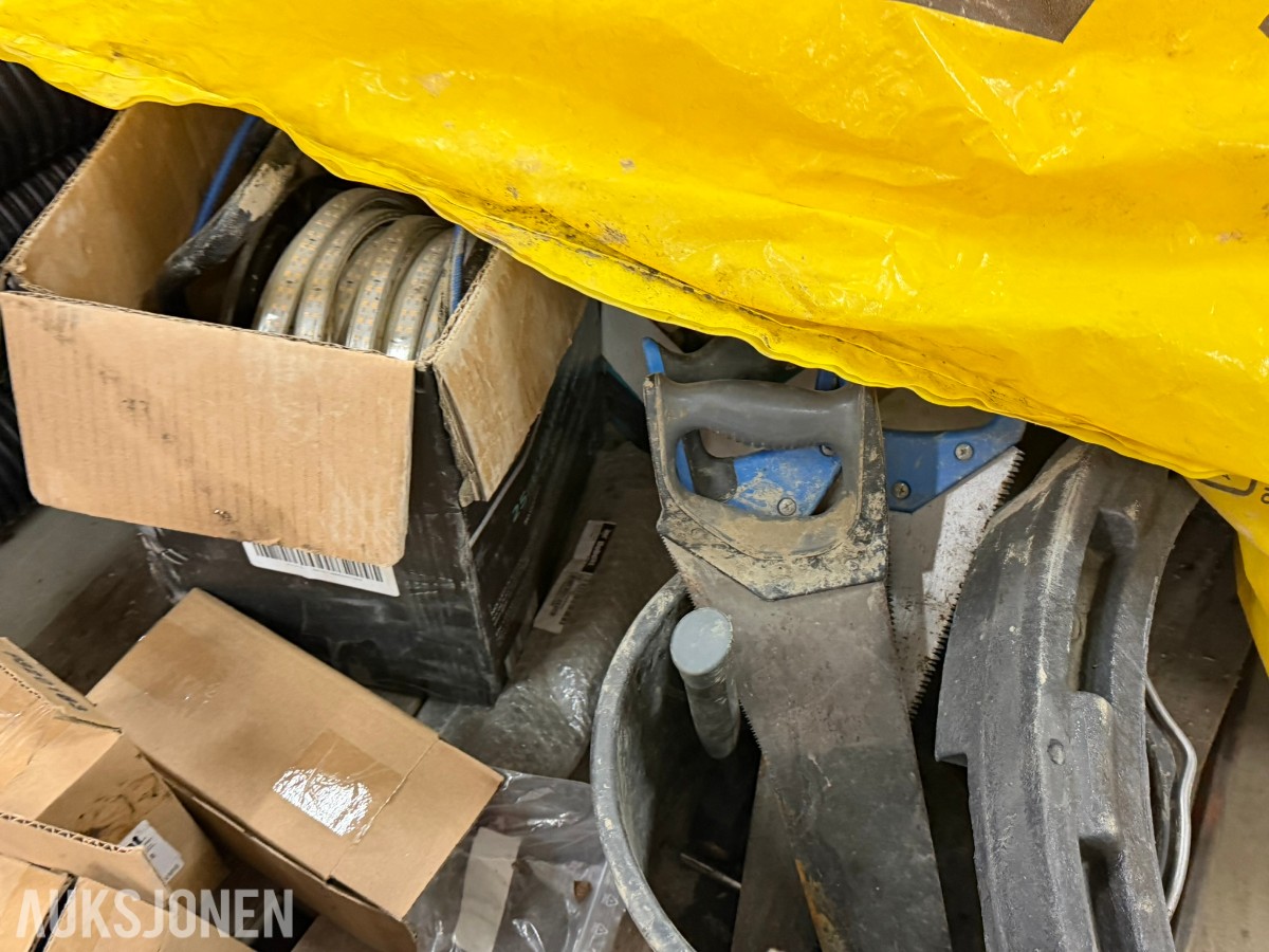 Reoler med verktøy, utstyr og materiell