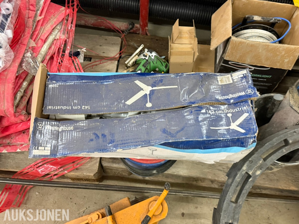 Reoler med verktøy, utstyr og materiell