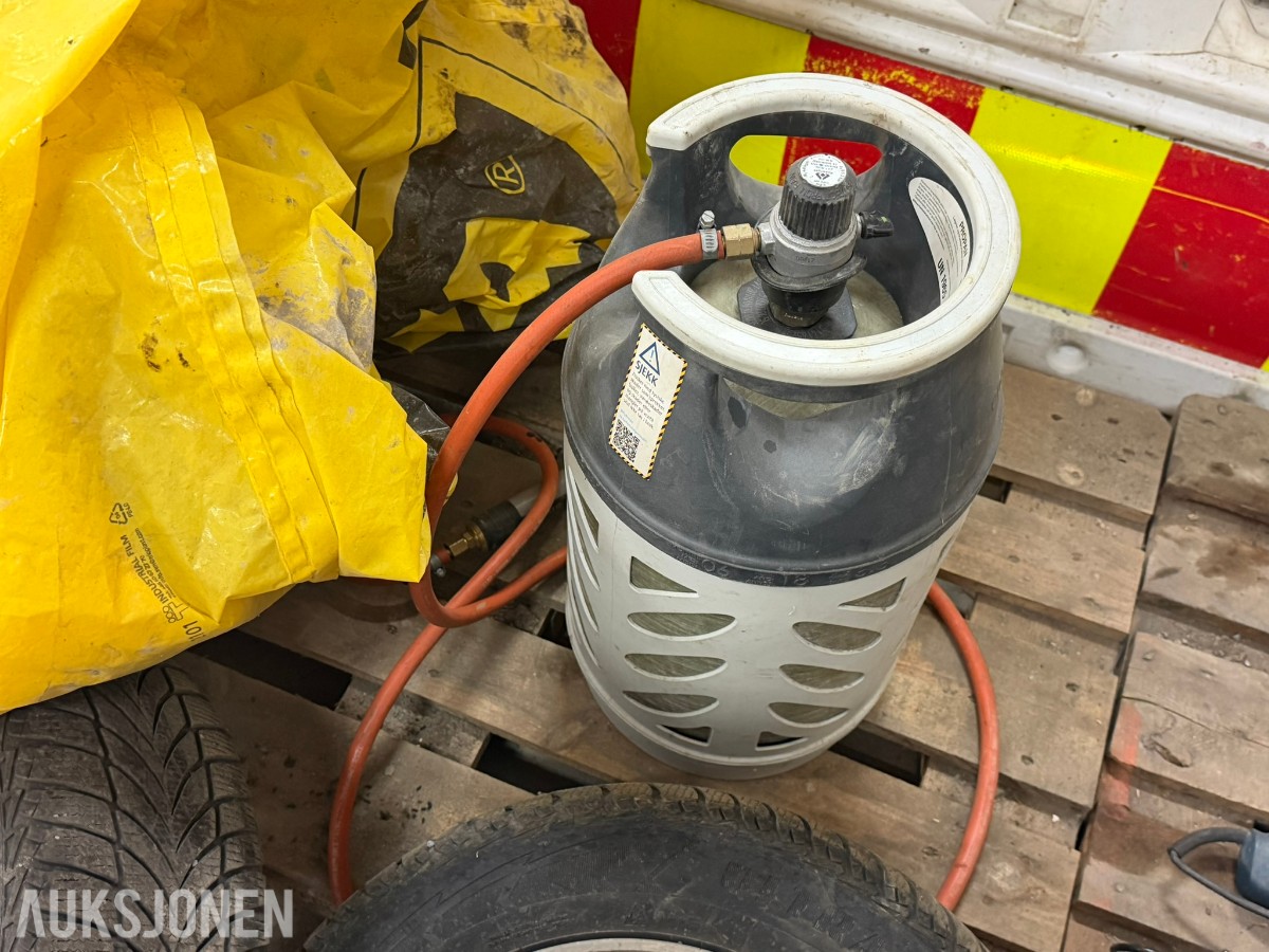 Reoler med verktøy, utstyr og materiell