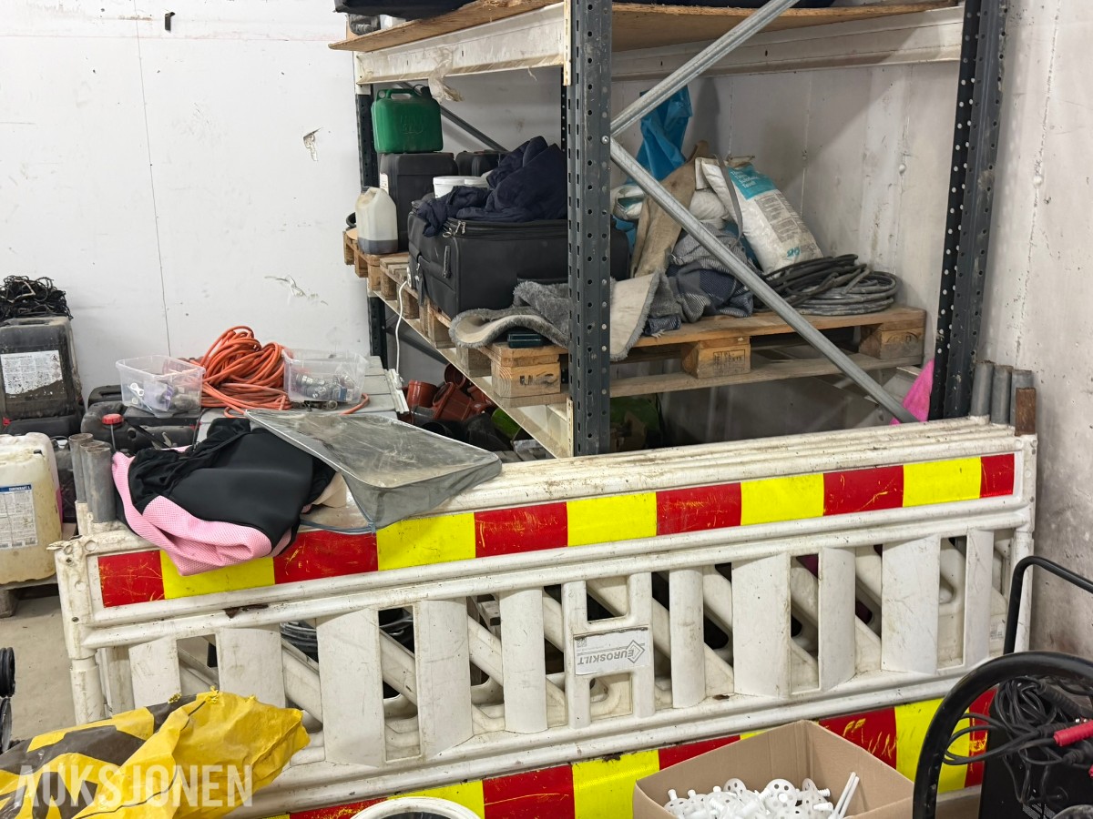 Reoler med verktøy, utstyr og materiell