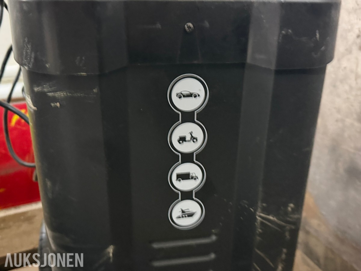 Reoler med verktøy, utstyr og materiell