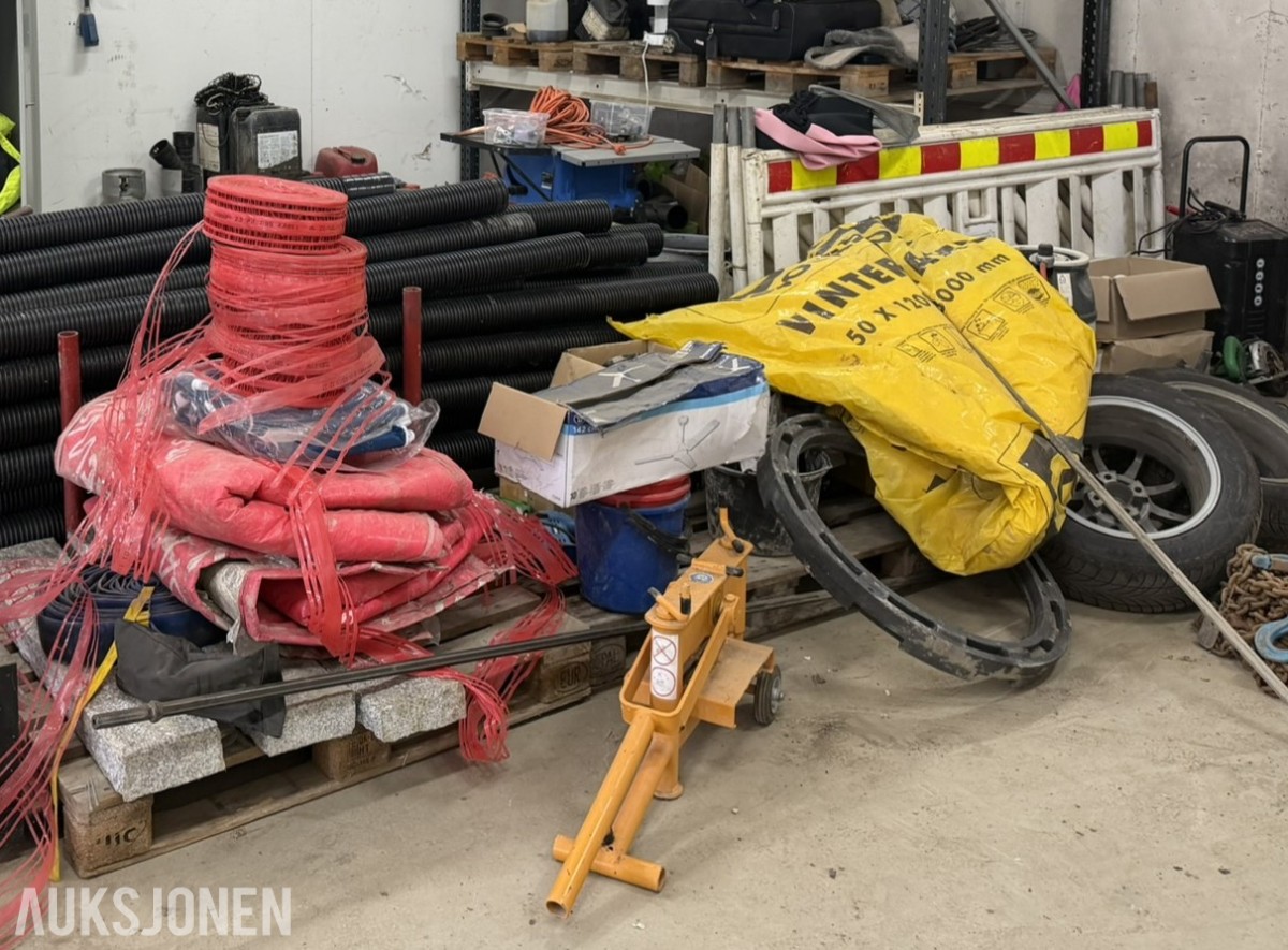 Reoler med verktøy, utstyr og materiell