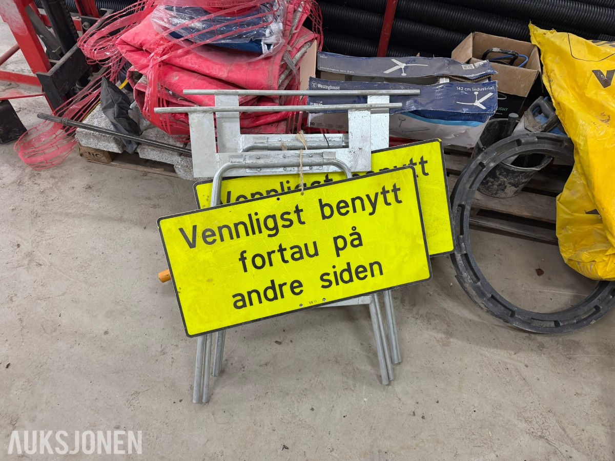 Reoler med verktøy, utstyr og materiell
