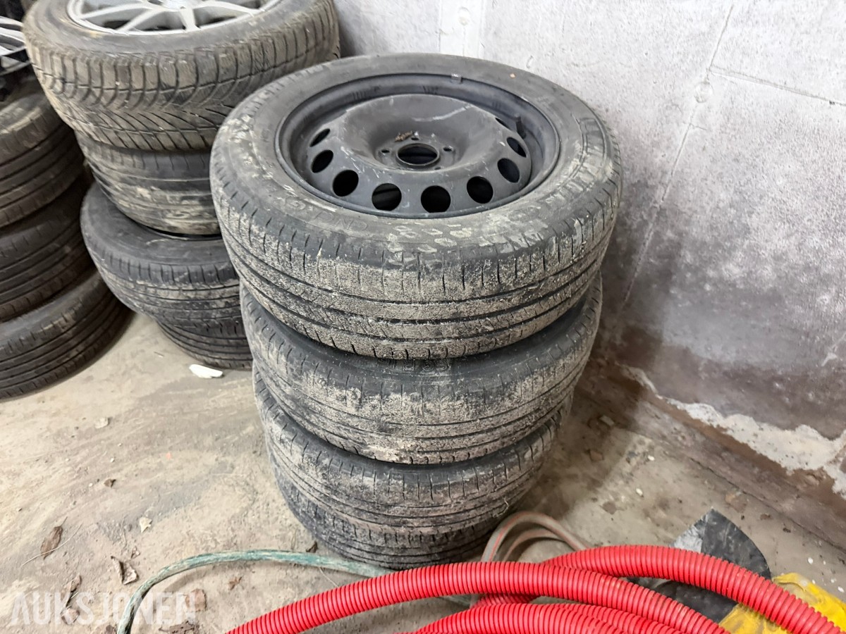 Reoler med verktøy, utstyr og materiell