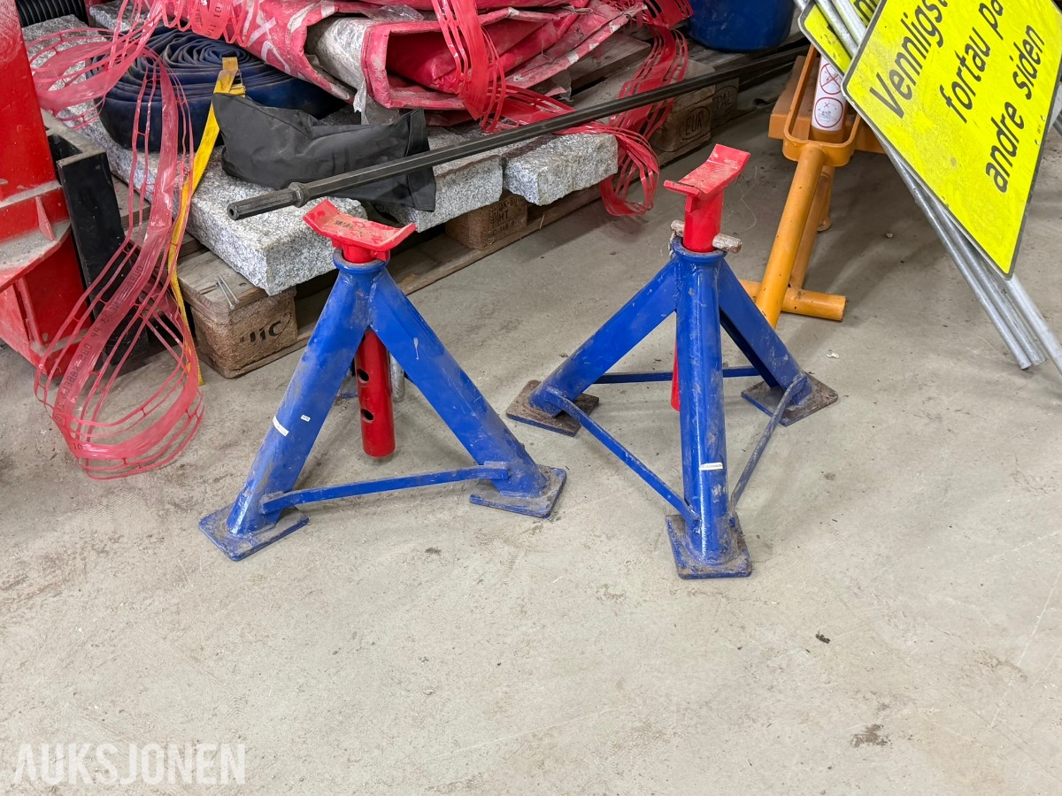 Reoler med verktøy, utstyr og materiell