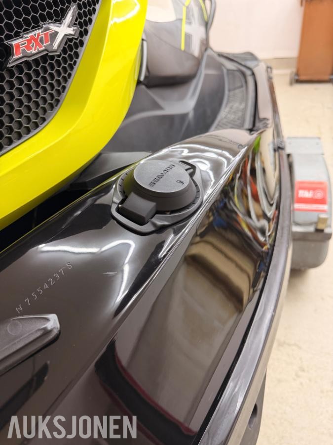 2012 SeaDoo Rxt 260 Rs Vannscooter med registrert Tiki henger