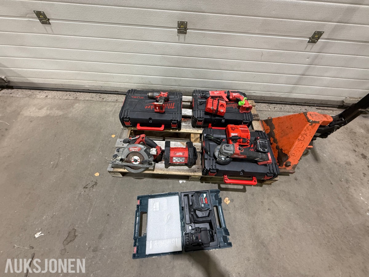 Parti Milwaukee og Bosch elektroverktøy med batterier, ladere og kofferter