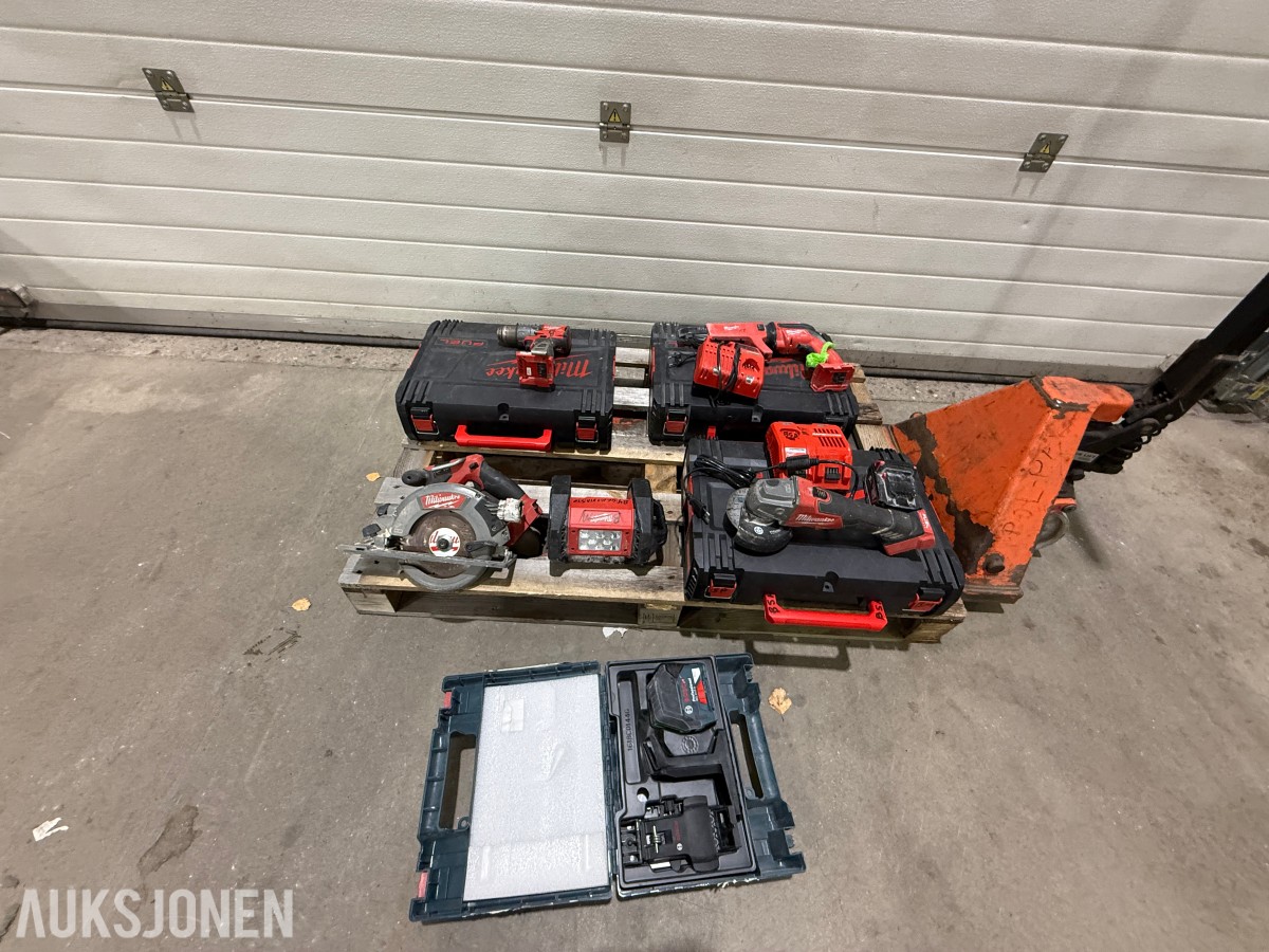 Parti Milwaukee og Bosch elektroverktøy med batterier, ladere og kofferter