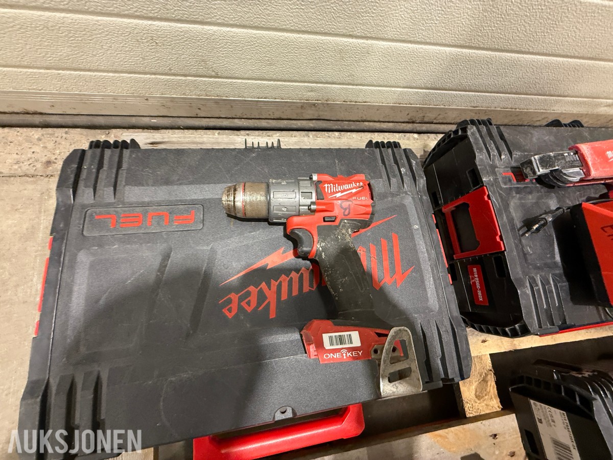 Parti Milwaukee og Bosch elektroverktøy med batterier, ladere og kofferter