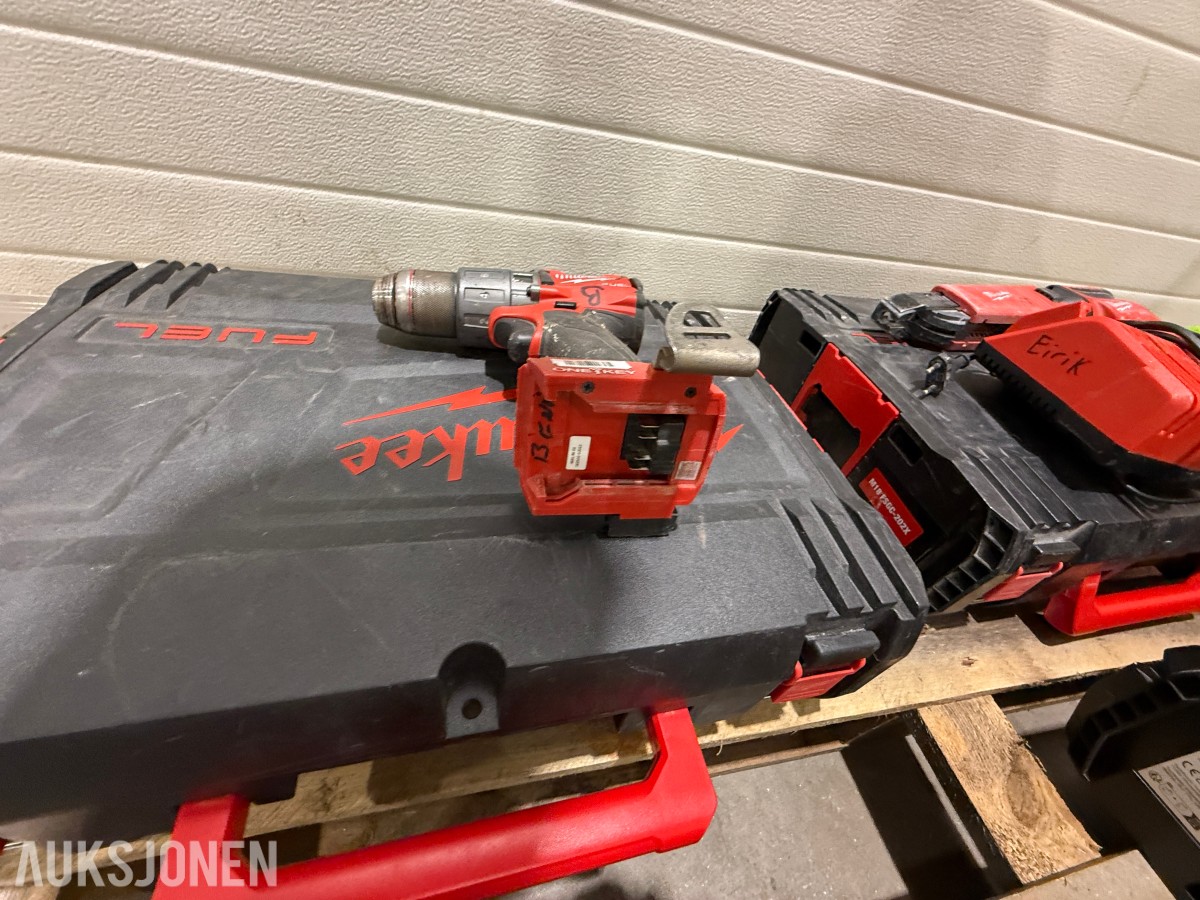 Parti Milwaukee og Bosch elektroverktøy med batterier, ladere og kofferter