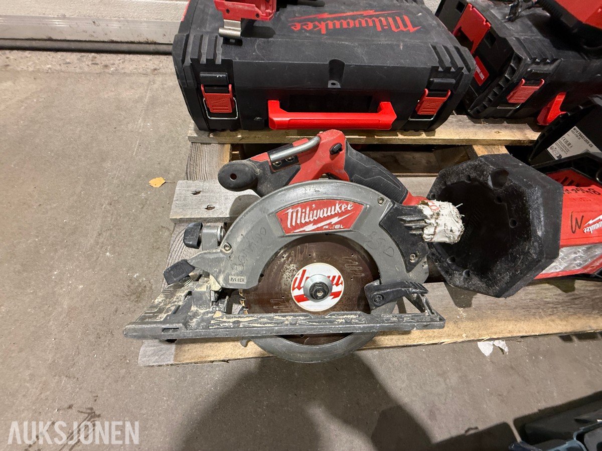 Parti Milwaukee og Bosch elektroverktøy med batterier, ladere og kofferter