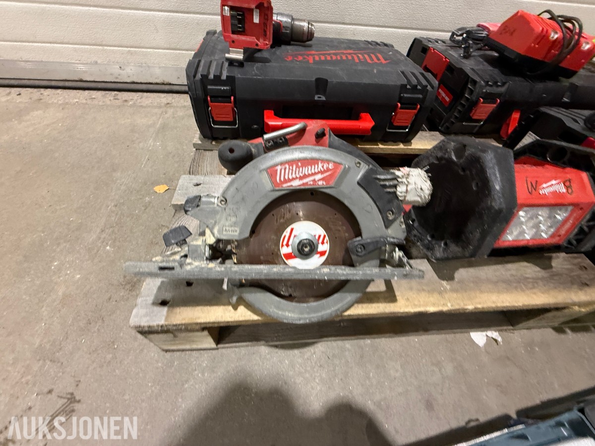 Parti Milwaukee og Bosch elektroverktøy med batterier, ladere og kofferter