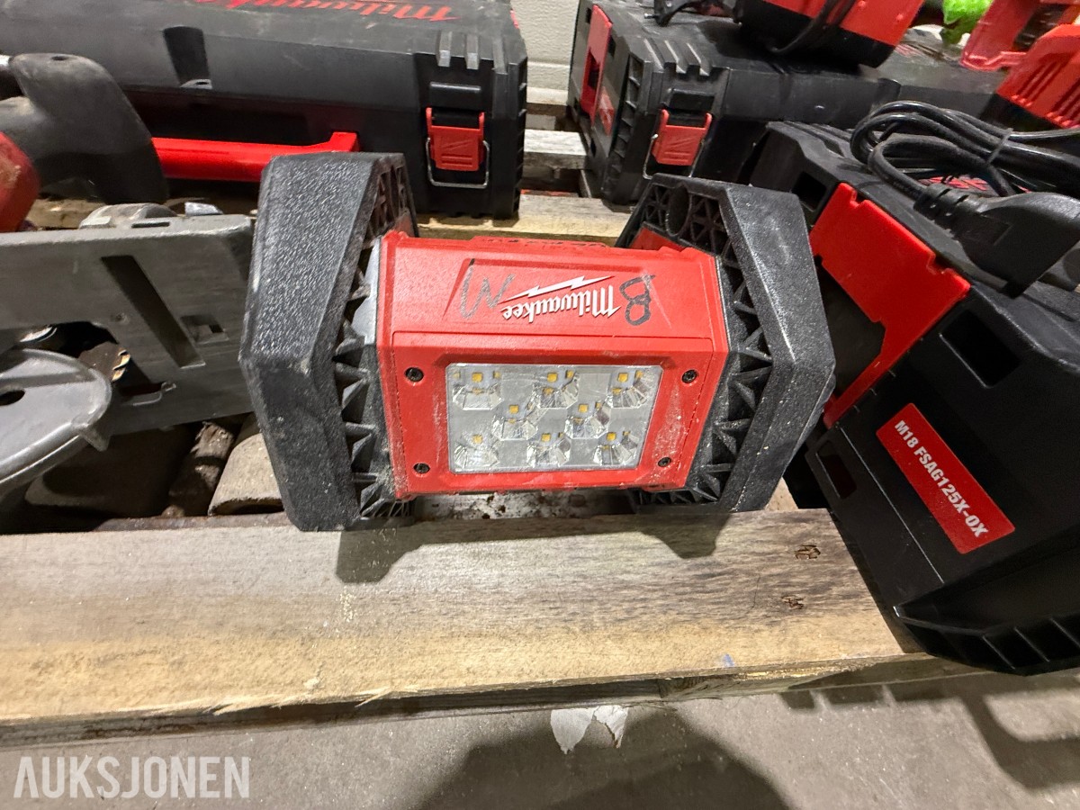 Parti Milwaukee og Bosch elektroverktøy med batterier, ladere og kofferter