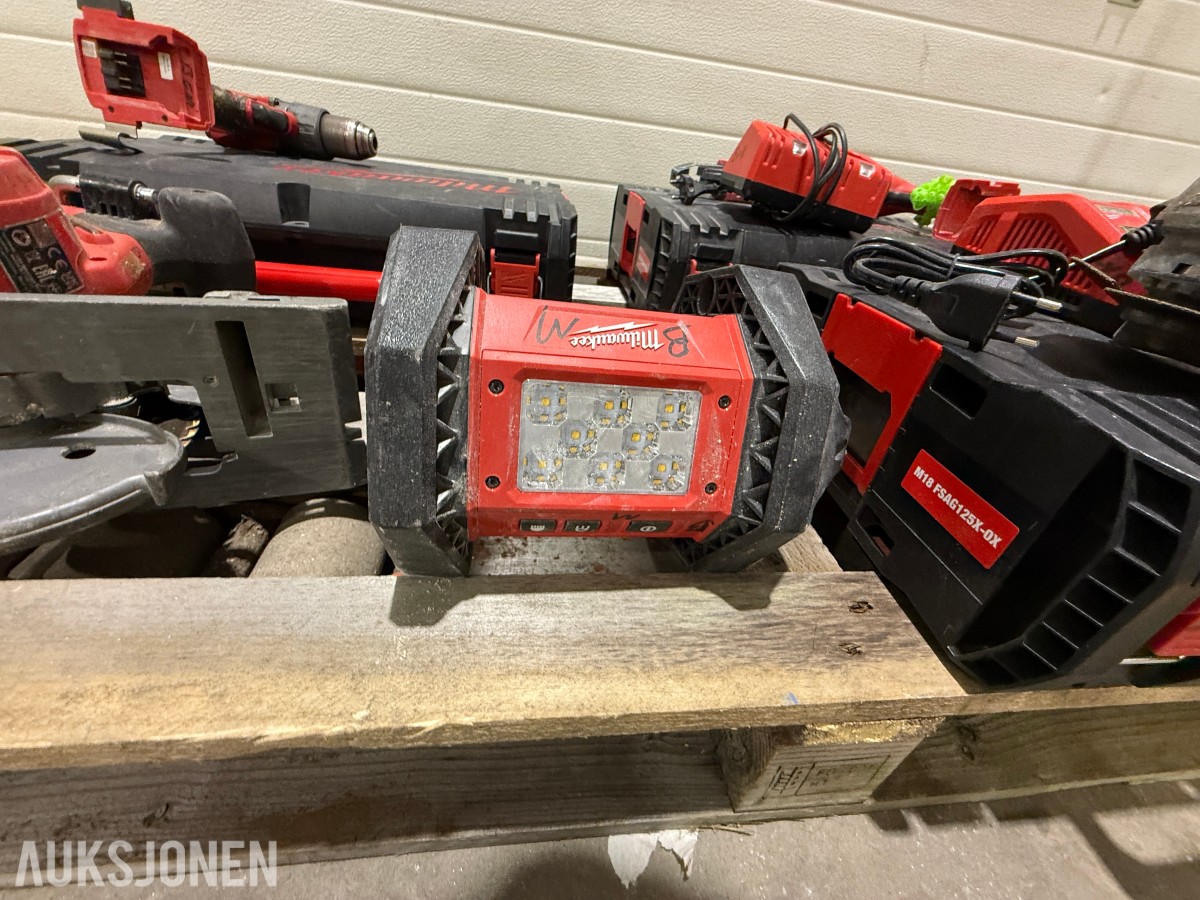 Parti Milwaukee og Bosch elektroverktøy med batterier, ladere og kofferter