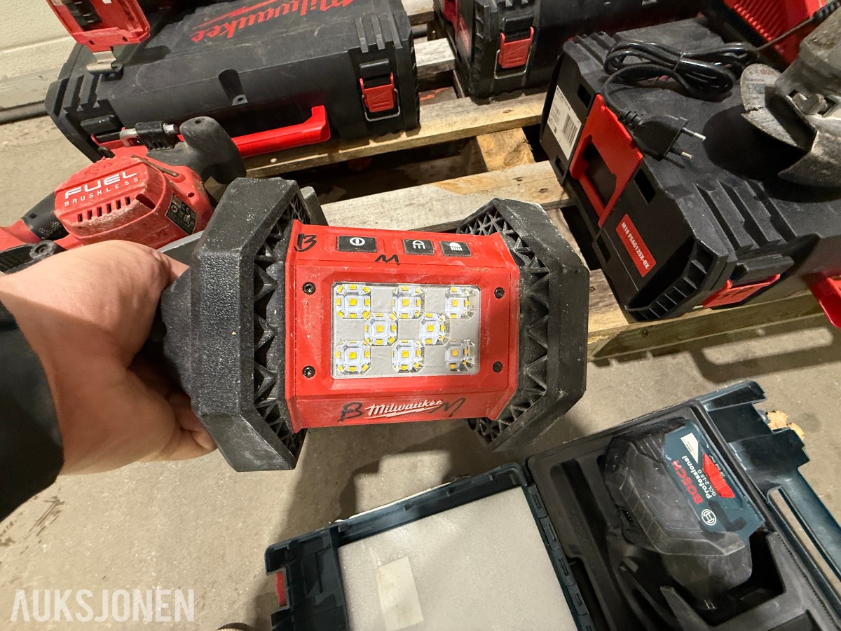 Parti Milwaukee og Bosch elektroverktøy med batterier, ladere og kofferter