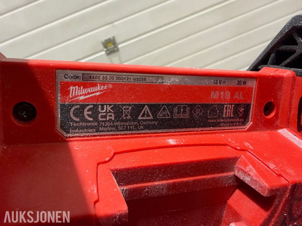 Parti Milwaukee og Bosch elektroverktøy med batterier, ladere og kofferter