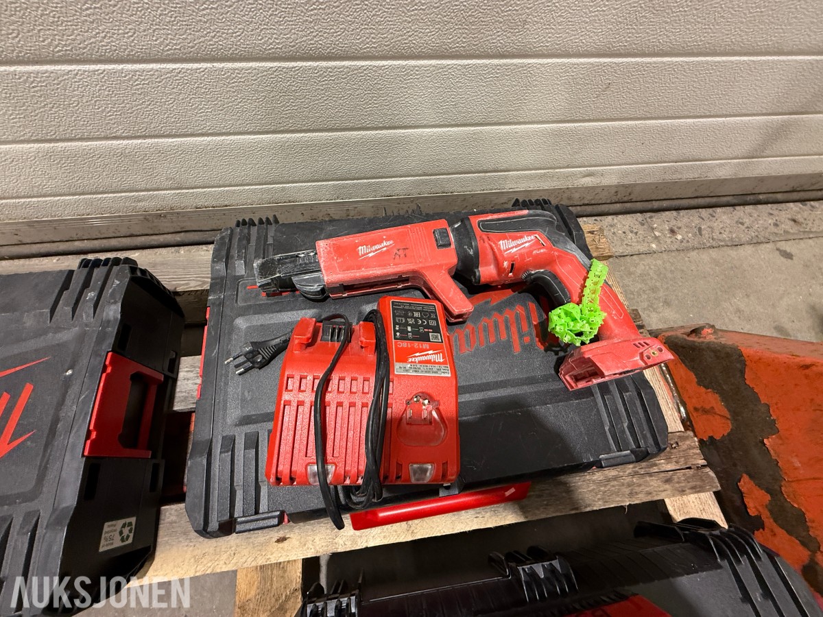 Parti Milwaukee og Bosch elektroverktøy med batterier, ladere og kofferter