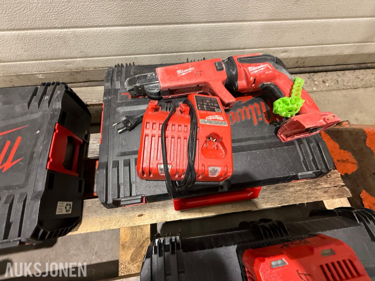 Parti Milwaukee og Bosch elektroverktøy med batterier, ladere og kofferter
