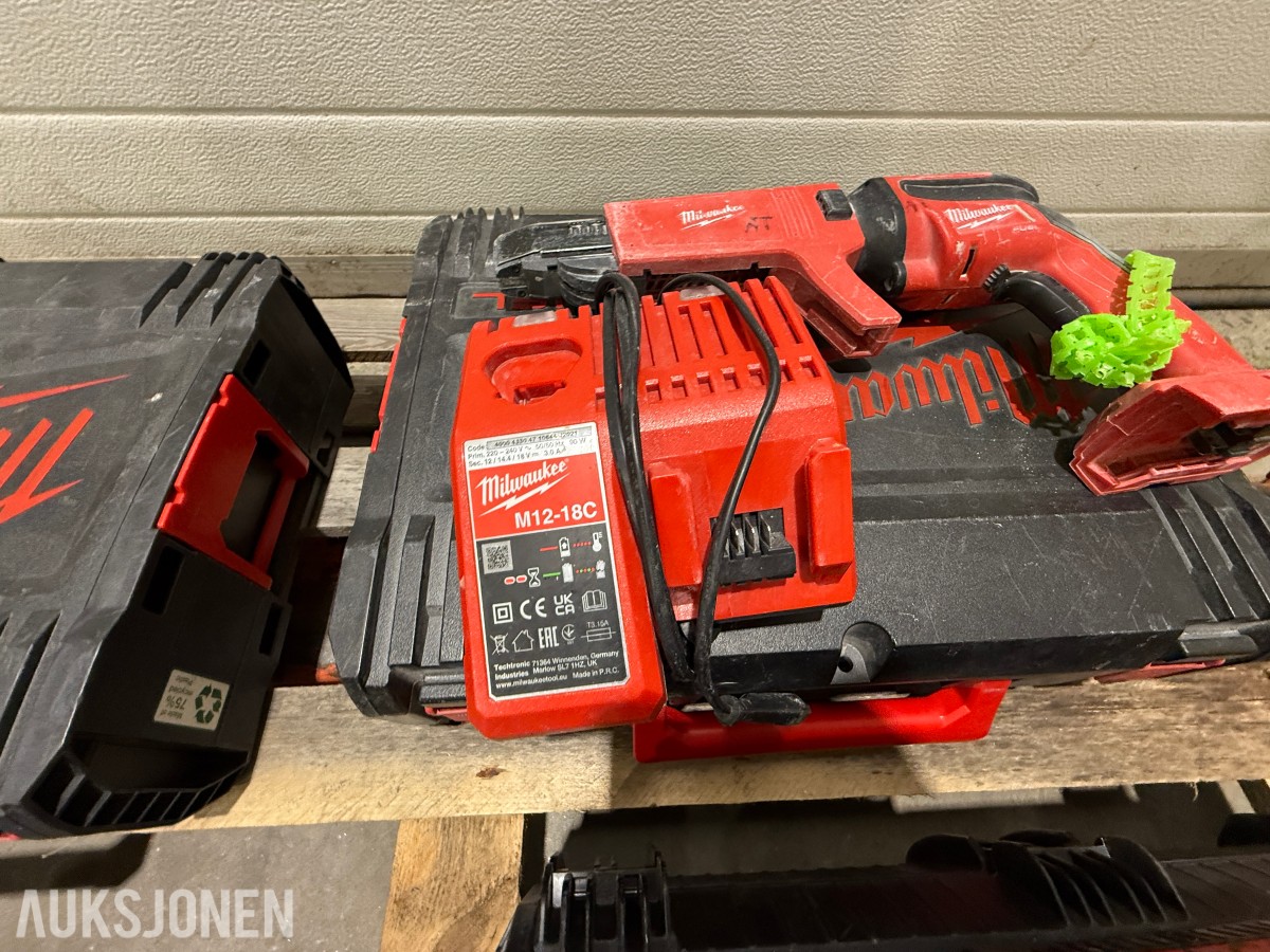 Parti Milwaukee og Bosch elektroverktøy med batterier, ladere og kofferter