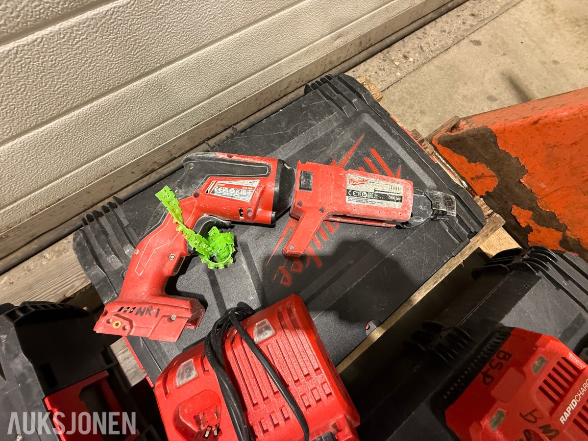 Parti Milwaukee og Bosch elektroverktøy med batterier, ladere og kofferter