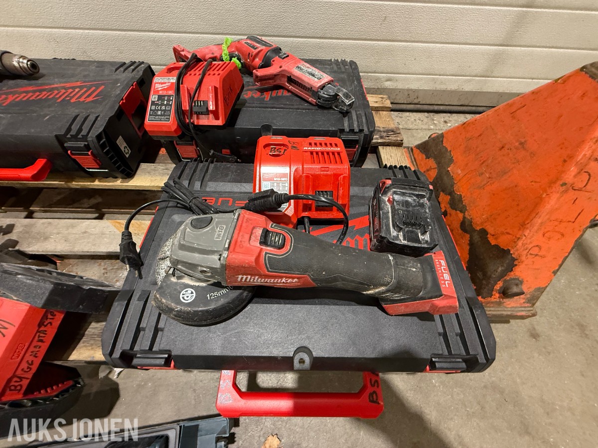 Parti Milwaukee og Bosch elektroverktøy med batterier, ladere og kofferter