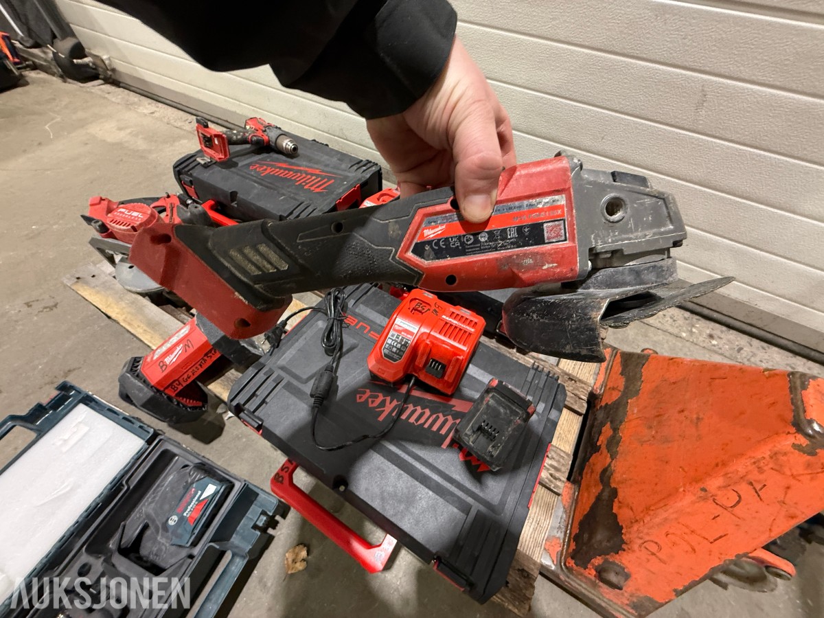 Parti Milwaukee og Bosch elektroverktøy med batterier, ladere og kofferter