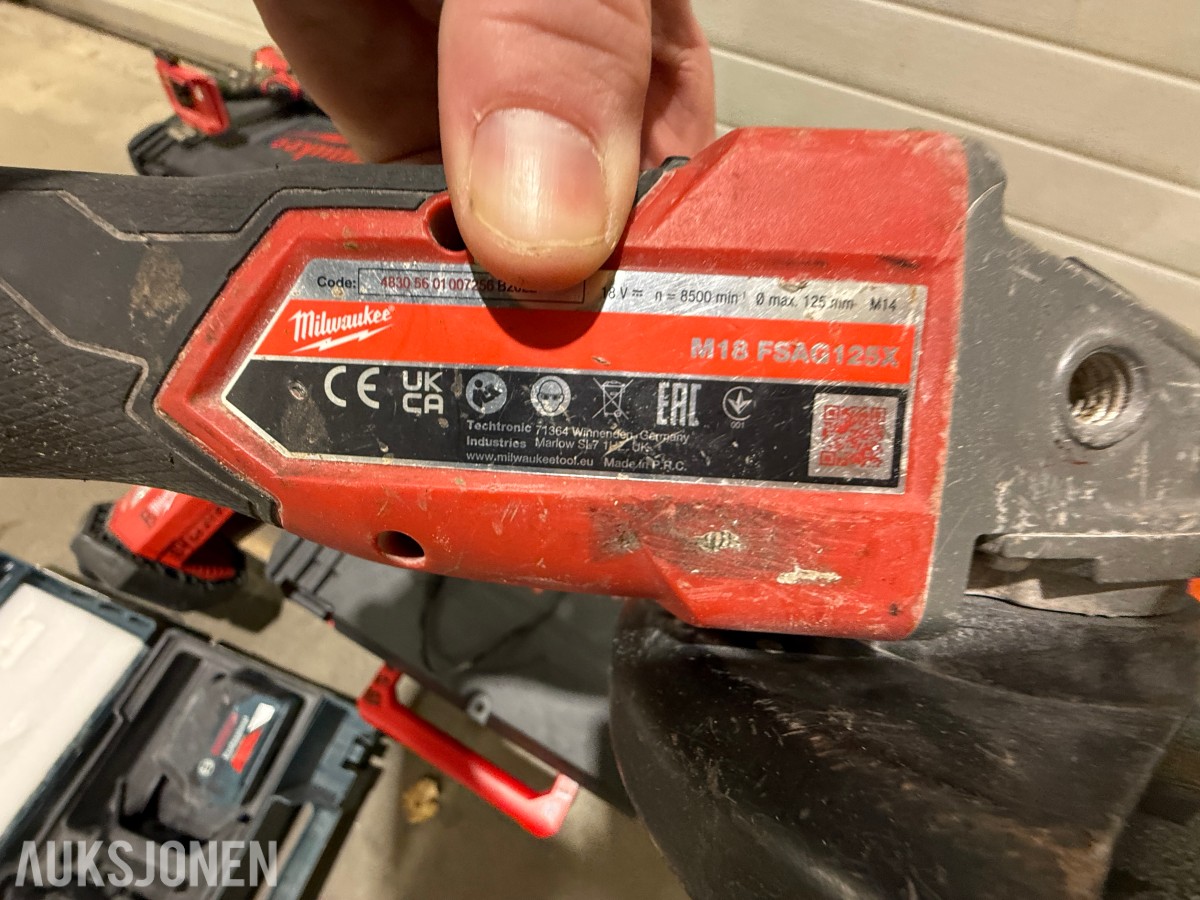 Parti Milwaukee og Bosch elektroverktøy med batterier, ladere og kofferter
