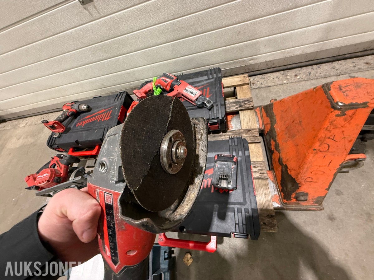 Parti Milwaukee og Bosch elektroverktøy med batterier, ladere og kofferter