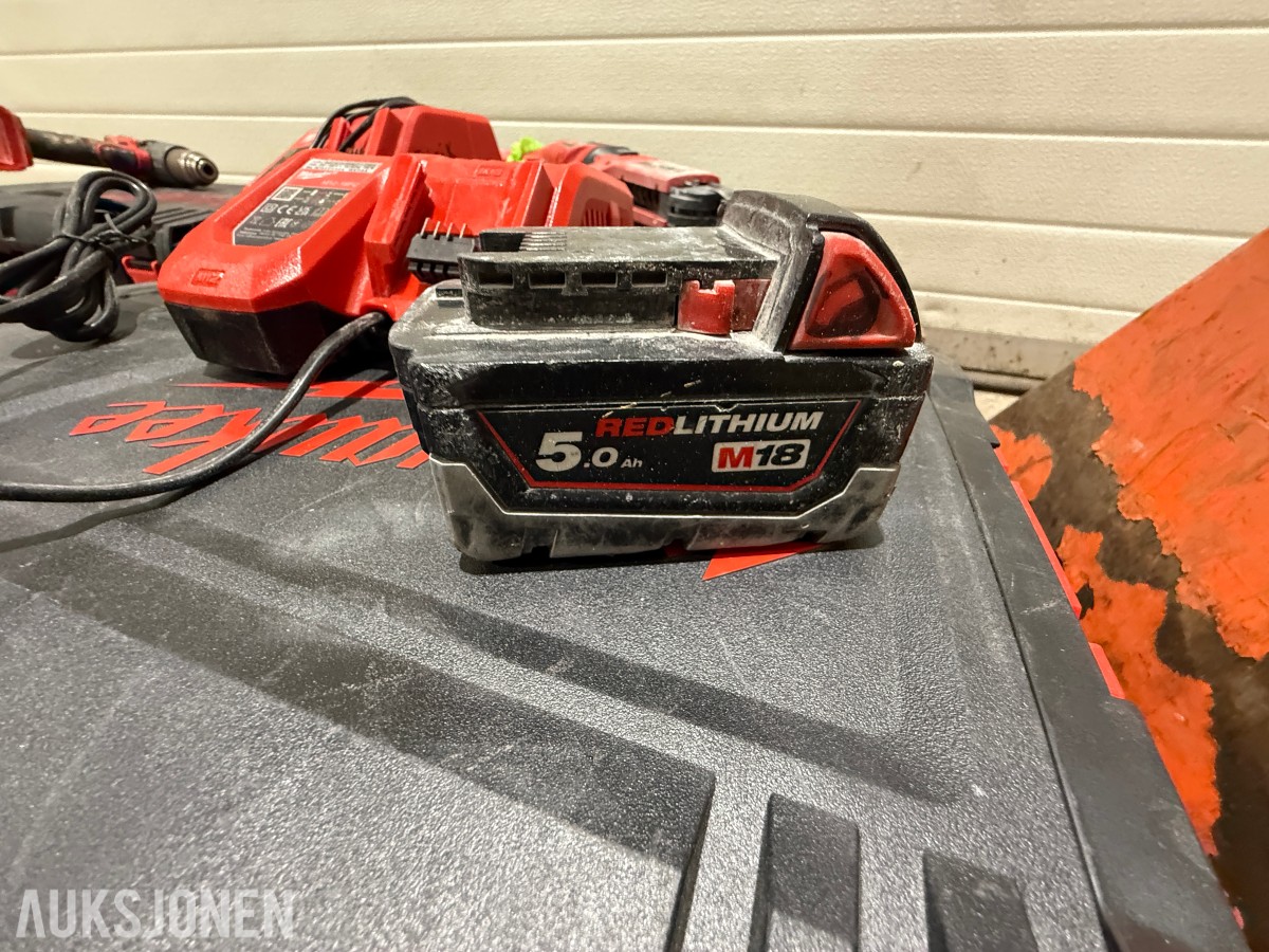 Parti Milwaukee og Bosch elektroverktøy med batterier, ladere og kofferter