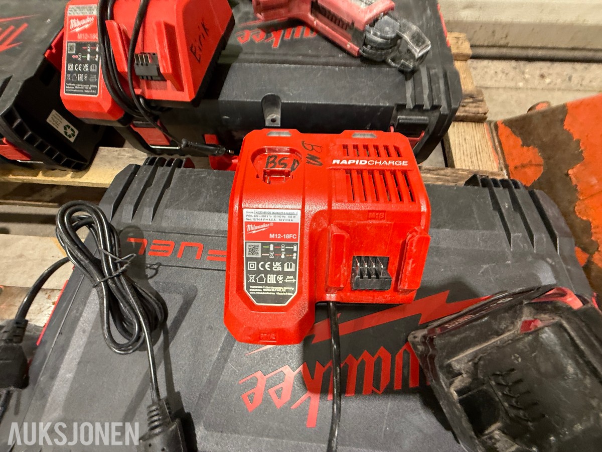 Parti Milwaukee og Bosch elektroverktøy med batterier, ladere og kofferter