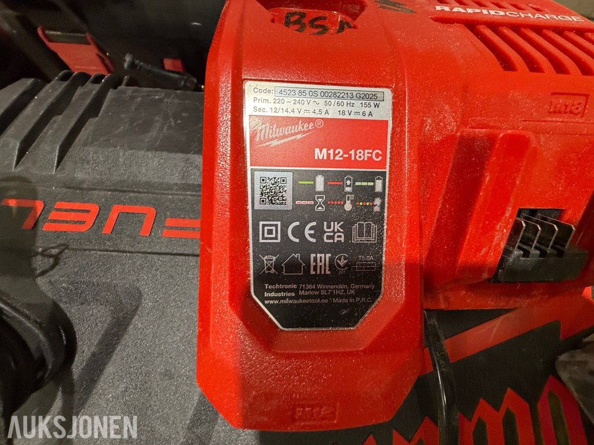Parti Milwaukee og Bosch elektroverktøy med batterier, ladere og kofferter