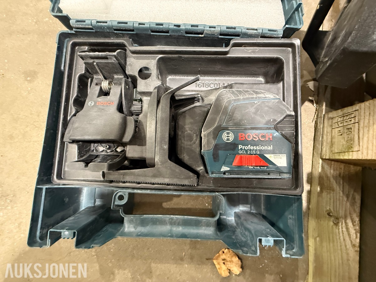 Parti Milwaukee og Bosch elektroverktøy med batterier, ladere og kofferter