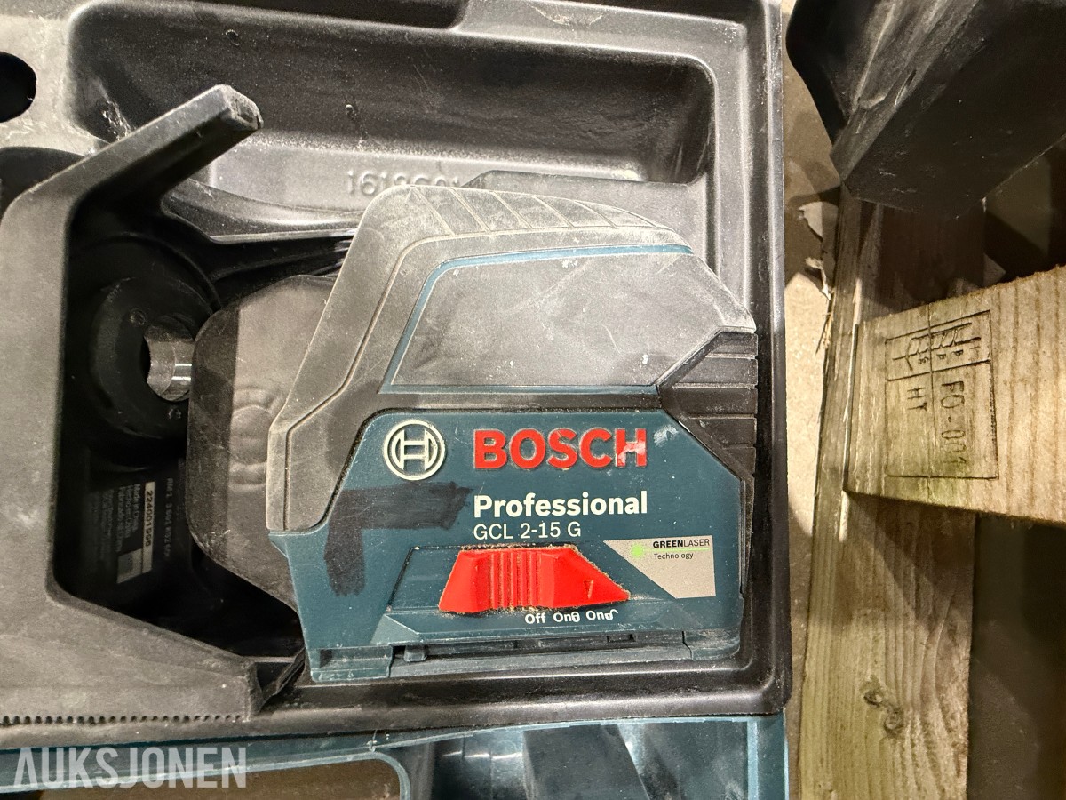 Parti Milwaukee og Bosch elektroverktøy med batterier, ladere og kofferter